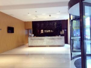 a lobby with a bar in the middle of a building at Jinjiang Inn Yangzhou Slender West Lake Dongguan Street in Yangzhou