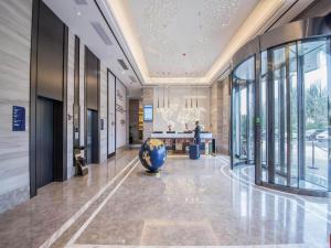 Zona de hol sau recepție la Kyriad Marvelous Hotel Qinhuangdao Nandaihe
