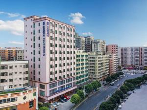 Campanile ShenZhen Longhua Dalang Business Centre في Lung Wa: مبنى طويل في مدينة بها شارع