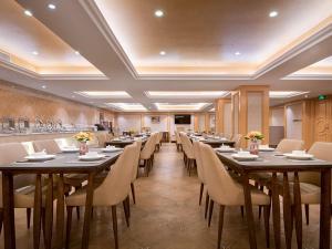 a large dining room with tables and chairs at Vienna Hotel Huaidong Road Yuncheng in Yuncheng