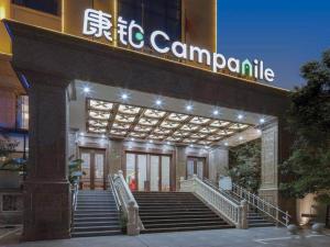 Campanile Shenzhen Longcheng Square Subway Station في Longgang: مبنى امام مبنى به درج