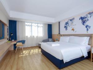 Ліжко або ліжка в номері Kyriad Marvelous Hotel Zhongshan West District