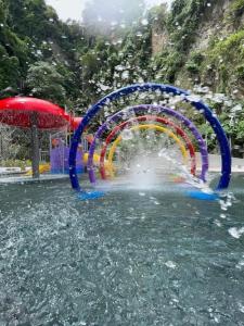 イポーにあるThe COVE at Ipoh Garden East 7 PAX Cozy Fully Air-Conの水中虹のウォーターパーク