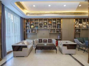 a living room with a couch and a table at Kailyad Hotel Jiujiang Duchang Pedestrian Street in Duchang