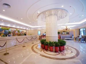 un hall avec un grand lustre dans un hôtel dans l'établissement Vienna International Hotel Nanjing Dongshan Headquarters, à Yangzhou