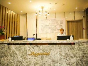Лобби или стойка регистрации в Magnolia Business Hotel Yangzhou Wanda Plaza Shunda Road