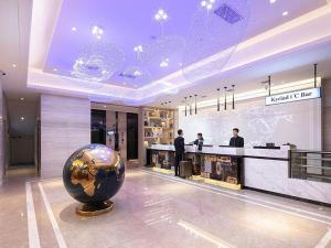 un vestíbulo con una gran bola en medio de una tienda en Kyriad Marvelous Hotel Changde Pedestrian Street, en Changde