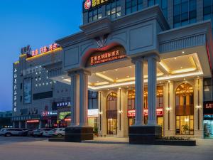 een groot gebouw met een bord ervoor bij Vienna International Jiangsu Wuxi Taihu Expo Center in Wuxi