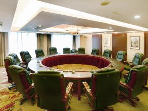 a large meeting room with a large table and chairs at Vienna International Hotel Yangzhou Wanda Lippo Plaza in Yangzhou