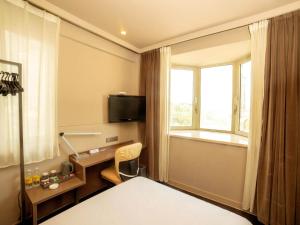 a hotel room with a bed and a window at Jinjiang Inn Select Yangzhou Slender West Lake Siwangting Road in Yangzhou