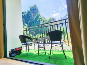 2 Stühle und ein Tisch auf dem Balkon in der Unterkunft Ipoh The COVE at Ipoh Garden East 7 PAX Cozy Fully Air-Con in Ipoh + 16 Fotos