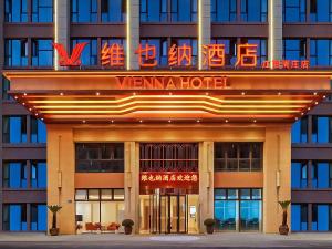een gebouw met een bord dat venna hotel leest bij Vienna Hotel Jiangyin Zhouzhuang in Jiangyin