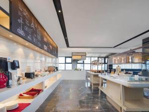 Cucina o angolo cottura di Kyriad Hotel Baoying Jinyuan Square High-speed Railway Station