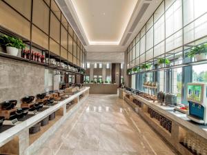 Kyriad Marvelous Hotel Qinhuangdao Nandaihe في تشنهوانغداو: غرفة كبيرة مع aasteryasteryasteryasteryasteryasteryasteryasteryasteryasteryasteryasteryasteryasteryasteryasteryastry