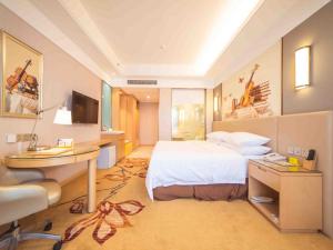 a large hotel room with a bed and a desk at Vienna International Hotel Nanjing Dongshan Headquarters in Yangzhou