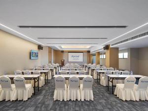 东莞凯里亚德酒店(东莞厚街会展中心店)的一间会议室,里面配有桌椅