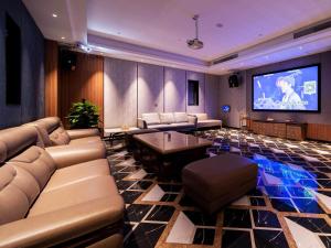 TV a/nebo společenská místnost v ubytování Kyriad Marvelous Hotel Heyuan Hakka Culture Park