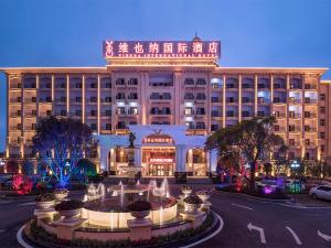 un gran edificio con una fuente frente a él en Vienna International Hotel Ganzhou Longnan, en Longnan