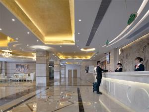 The lobby or reception area at Vienna Classic Hotel Shenzhen Pingshan Bihu Hotel