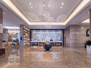 Kyriad Marvelous Hotel Chengdu Wuhou Shuangnan في تشنغدو: لوبي في وسط مبنى