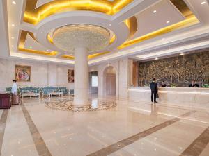 Ο χώρος του λόμπι ή της ρεσεψιόν στο Vienna International Hotel Shenzhen Longhua Xikeng Subway Station