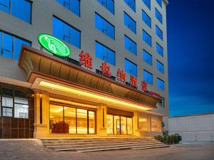 ein Gebäude mit einem Schild auf der Vorderseite in der Unterkunft Vienna hotel Hunan Shaoyang Longhui Bus Station in Longhui