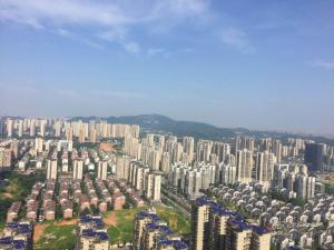 uma vista aérea de uma grande cidade com edifícios altos em Kyriad Marvelous Hotel Changsha Hunan Financial Center em Changsha