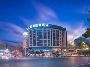 un gran edificio con un cartel encima en Kyriad Marvelous Hotel Changde Pedestrian Street, en Changde