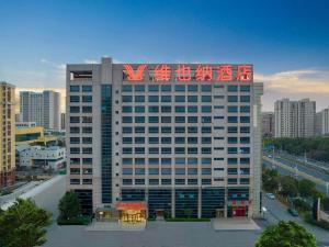 un gran edificio con un cartel encima en Vienna Hote Nanjing Lishui Tianshengqiao Avenue Wuxiang Shuizhen 5 0 en Lishui