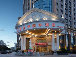 a building withinese writing on the front of it at Vienna International Hotel ASEAN Avenue Dongxing in Fangchenggang