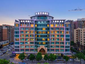 Un palazzo alto con un cartello sopra. di Kyriad Marvelous Hotel Dongguan Municipal Government a Dongguan