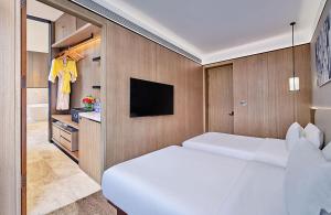 Postel nebo postele na pokoji v ubytování Regal Palace DeRUCCI Resort