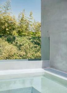 Πισίνα στο ή κοντά στο Zhi Resort Beijing - Breakfast with Deer&Thousand Acre Garden&50 Meter Swimming Pool&Private Soup Pool&Outdoor Soup Spring&Free Coffee