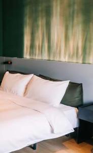 Ένα ή περισσότερα κρεβάτια σε δωμάτιο στο Zhi Resort Beijing - Breakfast with Deer&Thousand Acre Garden&50 Meter Swimming Pool&Private Soup Pool&Outdoor Soup Spring&Free Coffee