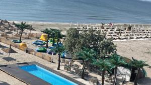 Vaizdas į baseiną apgyvendinimo įstaigoje Panoramis 417 apartament pe plaja cu vedere frontala la mare arba netoliese