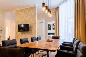 - une salle à manger avec une table et des chaises en bois dans l'établissement Vienna Stay Apartments Taborstrasse, à Vienne