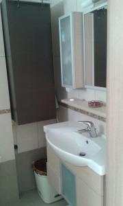 W łazience znajduje się umywalka i lustro. w obiekcie Most Astonishing Sunset w mieście Vráchos