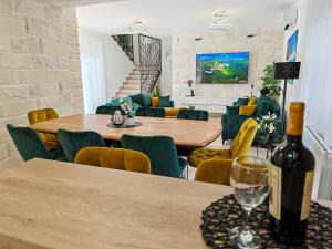 Habitación con mesas, sillas y sofá en Luxury Villa Nikoma with heated pool and whirlpool, en Dicmo