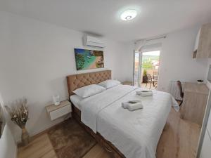 1 dormitorio con 1 cama con 2 toallas en Luxury Villa Nikoma with heated pool and whirlpool, en Dicmo