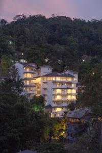 un gran edificio iluminado por la noche en Oak Ray Serene Garden Hotel, en Kandy