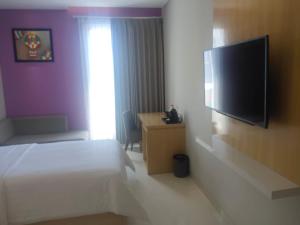 Televisyen dan/atau pusat hiburan di Surabaya River View Hotel