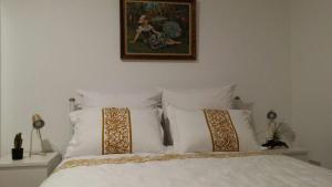 Кровать или кровати в номере Rooms in Central Athens