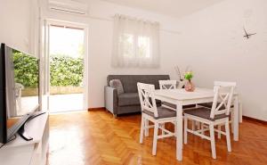 尼亞盧卡的住宿－Apartman Žuvela，客厅配有白色的桌子和椅子