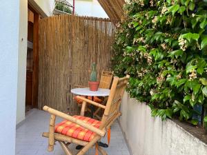 einen Tisch und zwei Stühle auf einer Terrasse in der Unterkunft Celena House Kitries in Avía
