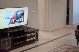 ein Wohnzimmer mit einem Flachbild-TV auf einem Stand in der Unterkunft Cairo, Pyramids and Nile River View Luxury Apartment, Maadi Corniche in Kairo