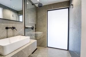Um banheiro em Island Sea Side Hotel - Adults Only