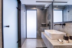 Um banheiro em Island Sea Side Hotel - Adults Only mais 37 fotos