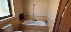 Koupelna v ubytování Large Apartment in Marsascala. sleeps 6 + 26 fotografií