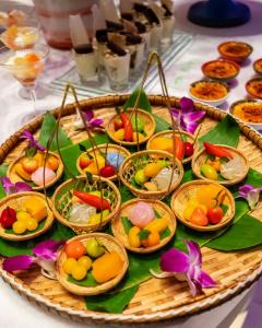 uma mesa coberta com pratos de comida numa mesa em The Westin Grande Sukhumvit, Bangkok em Banguecoque