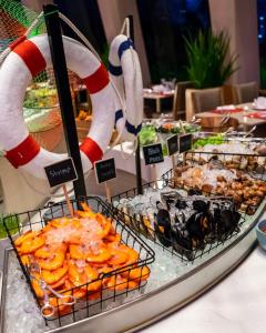 バンコクにあるウェスティングランデ・スクンヴィット，バンコクのテーブルの上に並ぶ様々な種類の料理を楽しめます。